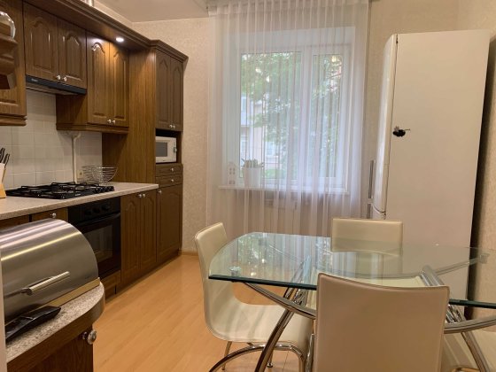 Продам двокімнатну в центрі поруч парк Кам'янське