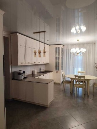 Продам простору, повністю укомплектовану 3-к квартиру в центрі Гостомеля - фото 1