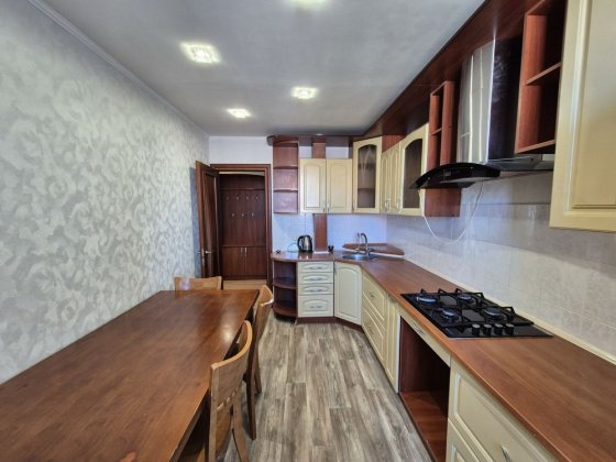 4х кімнатна квартира в гарному стані, ценляний будинок