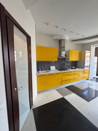 У продажу 3к квартира біля моря, в м.Чорноморськ! Ціна 150 000$ - фото 1