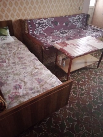 Продам двухкомнатную квартиру возле черного  АТБ - фото 1