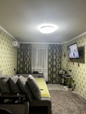 Продам 2ком квартиру  1/5 сделан ремонт моменяны трубы,проводка,теплый пол в ваной комнате - фото 1