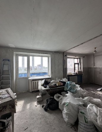 ЦЕНТР! Простора квартира 38м Під ремонт, вільне планування Пластик вікна балкон броньовані двері. - фото 1