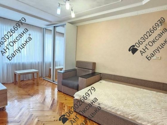 Продам 1-кімнатну квартиру, район 8-9 школи, третій поверх Шептицкий