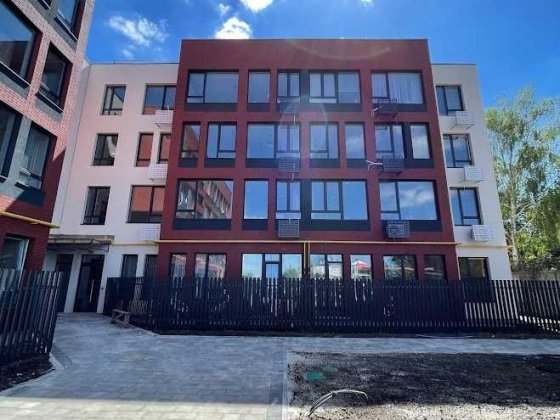 Простора 3-кімнатна квартира з ремонтом | Святопетрівське
