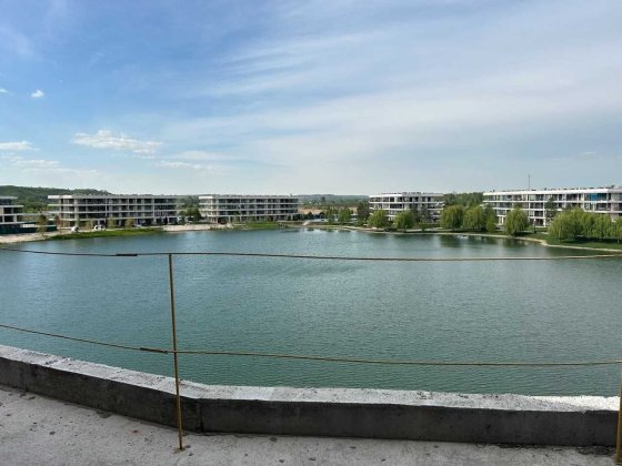 3-кімнатна з чудовим видом на водойму в заміському комплексі.