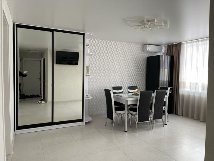 Продам трикімнатну з ремонтом та меблями - фото 1