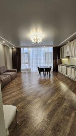 Кадор Таирова ЖК 5 Жемчужина, 3-комнатная 94 м², кухня-гостиная 45 м² - фото 1