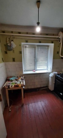 Трьохкімнатна квартира з індивідуальним опаленням, цегляним гаражем, сараєм та погрібом - фото 1