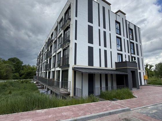 Продається квартира з балконом, поряд бучанський парк. Можна під державні програми. Розвинута інфрас Буча