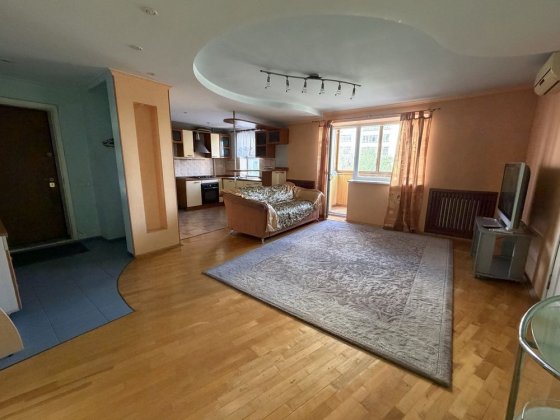 Продаж квартири 3 км.+кухня студія в центрі Борисполь