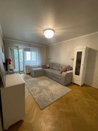 Продається простора 3-кімнатна квартира в Подільському районі Києва, вул. Западинська, 7. - фото 1