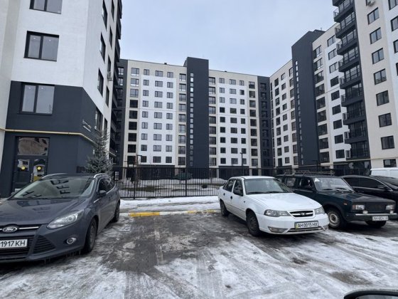 Двокімнатна в зданому будинку індивідуальне опалення поруч школа