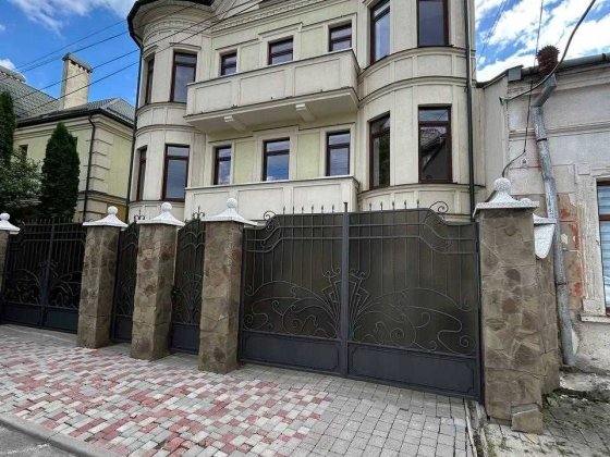 Продаю 2 кімнатну квартиру з гаражем в центрі. 92м2 Івано-Франківськ