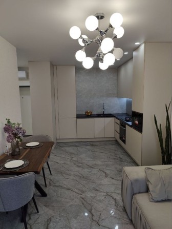 Продаж квартири з новим та сучасним ремонтом біля Центрального парку ! - фото 1