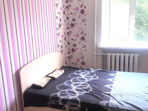 Продається 3-х кімнатна квартира по пр. Грушевського в хорошому стані.
