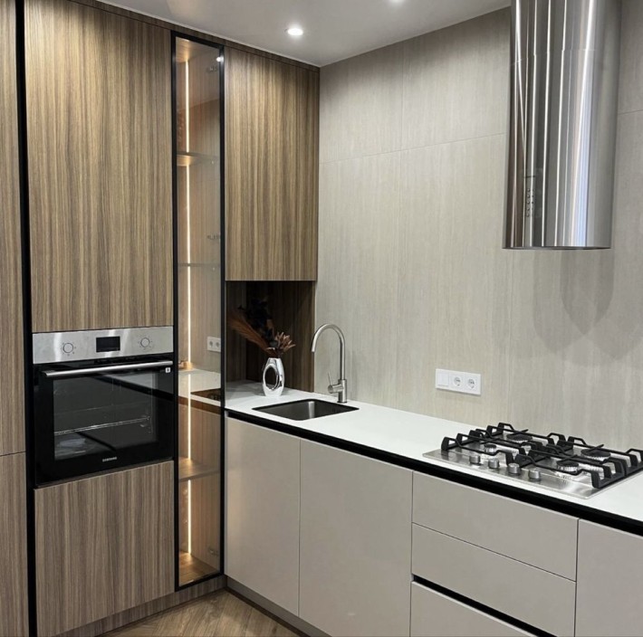 Продаж квартири в центрі з новим та сучасним ремонтом, меблями,техніка - фото 1