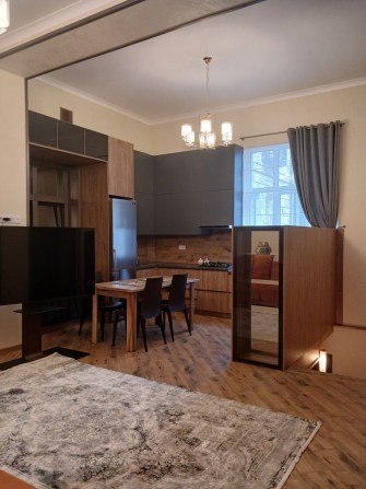 Продається 3х кімнатна квартира в центрі міста з функцією будинка - фото 1