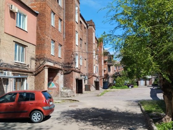 3-я квартира 2/3эт. на ул.Янова напротив ЗАГСа. Кривой Рог