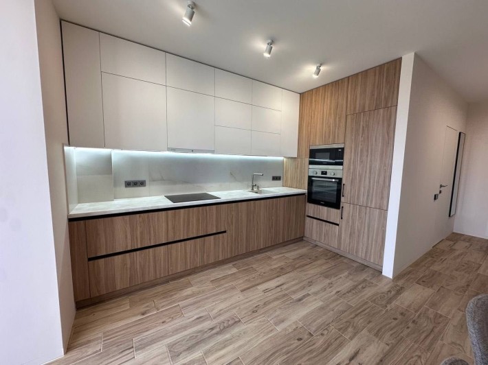 Продаж 1 км квартири в новобудові з ремонтом - фото 1