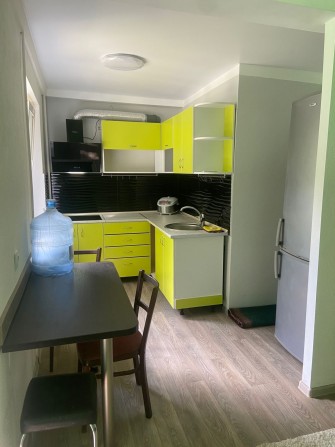 Сдам 1-2х к комн комнатную кв-ру 9000  Правый берег - фото 1