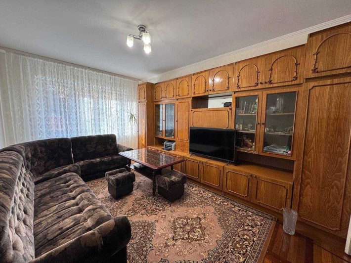 Продам простору 4-кімнатну квартиру на вул. Євгена Коновальця - фото 1