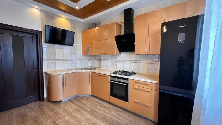 Продам трикімнатну квартиру з автономним опаленням та видом на Театр - фото 1