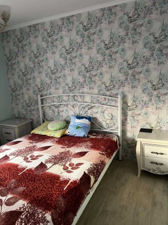 Оренда 2-х кімнатної квартири в Центрі міста, нормальний житловий стан, в наявності меблі та техніка - фото 1