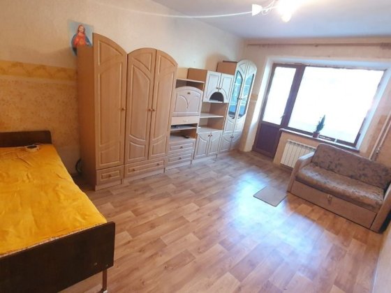 Продам  1к квартиру в гарному місці.Поряд магазини.лікарня.школа.зупинка Суми