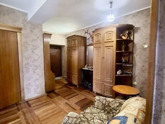 Продам 3 кімнатну квартиру в центрі,  обкомівка Ровно