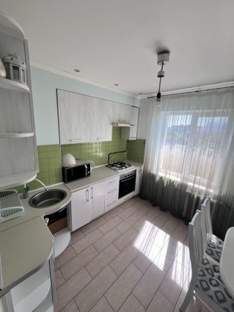 Продам 2х кімнатну з меблями та технікою - фото 1