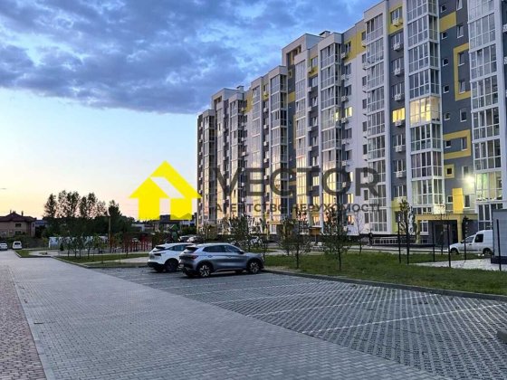 Велика однушка 45м² Середній поверх
