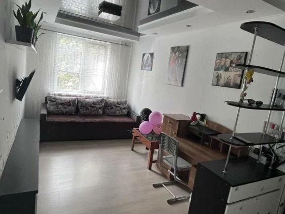 3 кімнатна квартира/2 із 5 поверх,частково вмебльована