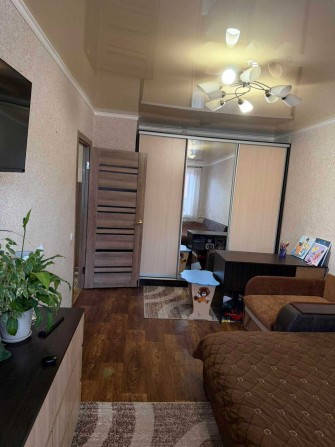 Продам 1 кімнатну квартиру з капітальним ремонтом, мікрорайон Виставка, вул. Зарічанська 14/2 - фото 1