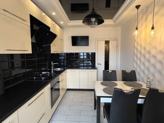 Продаж 2-к квартири з балконом та окремими кімнатами