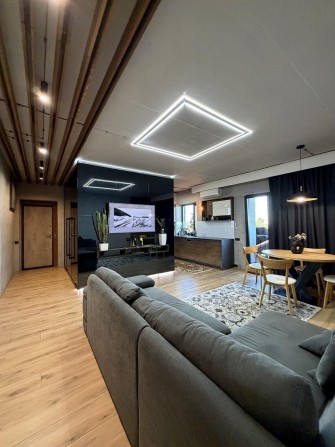 Квартира 1+1 з дизайнерським ремонтом терасою 12 м² та видом на Дніпро - фото 1