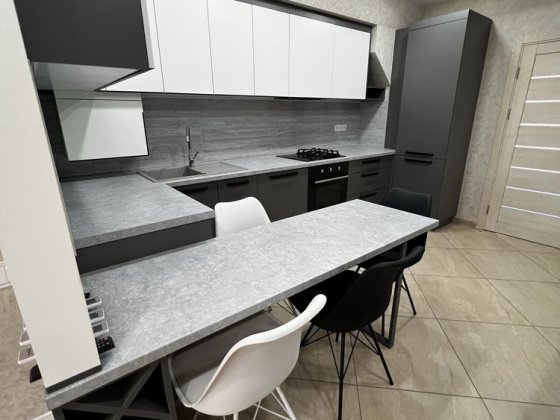 Продається простора та сучасна квартира площею 84 м² з терасою та балконом Чернівці