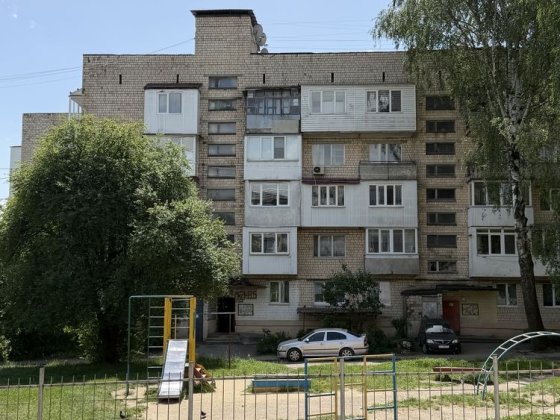 Продам   3-кімнатна квартира чешка  вул. Комарова Чернівці