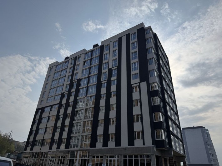 Продам 2 кімнатну новобудову в  гарному районі - фото 1