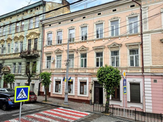 Продам 2-кімнатну квартиру в ЦЕНТРІ міста вул.Б.ХМЕЛЬНИЦЬКОГО Чернівці