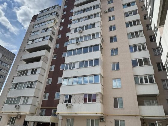 Квартира світла, має дві окремі кімнати правильної квадратної форми. Черкассы