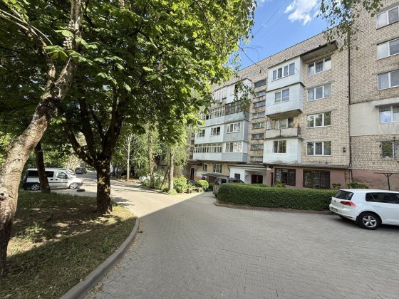 4х чешка з автономним опаленням на 2му поверсі біля парку Жовтневий в Чернівцях! Черновцы