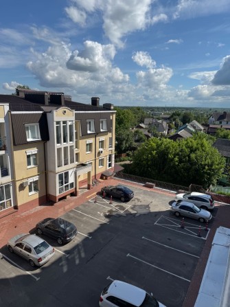 Продам видовую двухкомнатную квартиру в центре города - фото 1