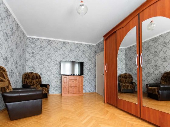 Продам 3-комнатную квартиру в обкомовском доме в центре (ул. Мстиславская р-н Прогресс) Чернигов