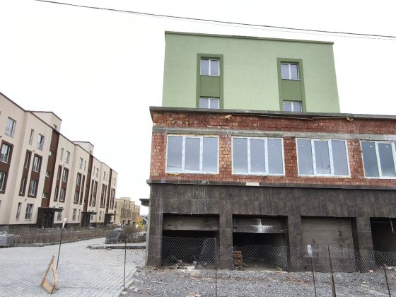 Продам квартиру на другому поверсі Чернівці