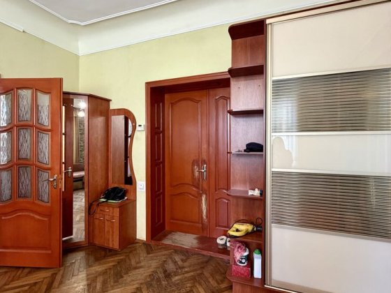 Продається 2-к квартира в центрі /Ваучер , єВідновлення Чернівці