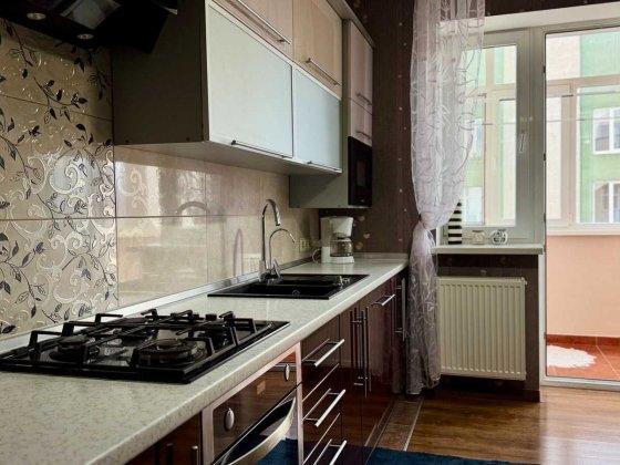 (5) продам 2к квартиру на вул. Майбороди 9081