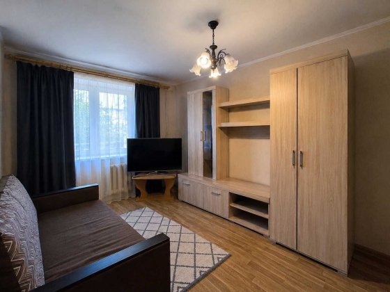 Продаж 2-кімнатна квартира, ремонт, меблі, центр
