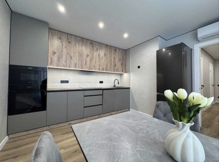 Продам 2 кімнатну новобудову з євроремонтом - фото 1