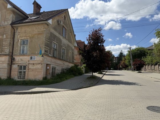 ТЕРМІНОВО ! ЦІНА ШАРА !! 3 к. НА СУВОРОВА ст.фонд ЦОКОЛЬ ( сухий ) 65м2 Чернівці